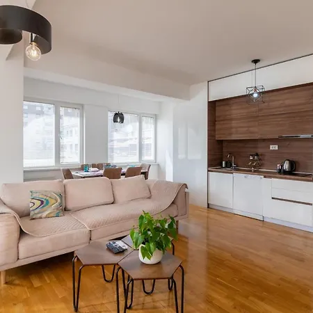 High-end Spacious Next To City Mall Appartement