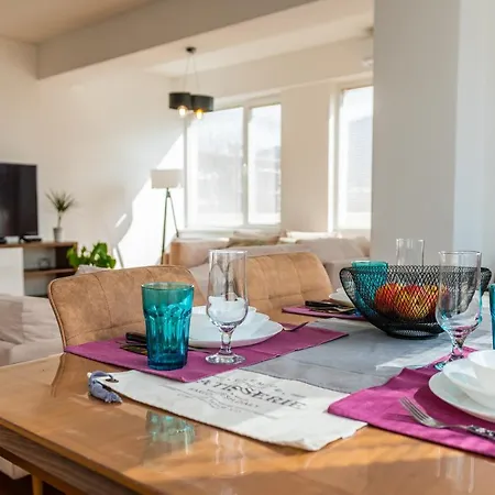 High-end Spacious Next To City Mall