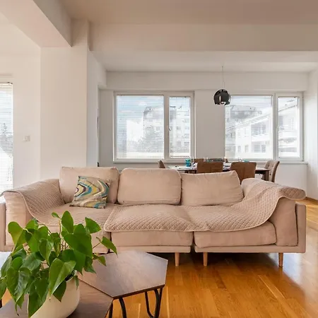 High-end Spacious Next To City Mall Üsküp