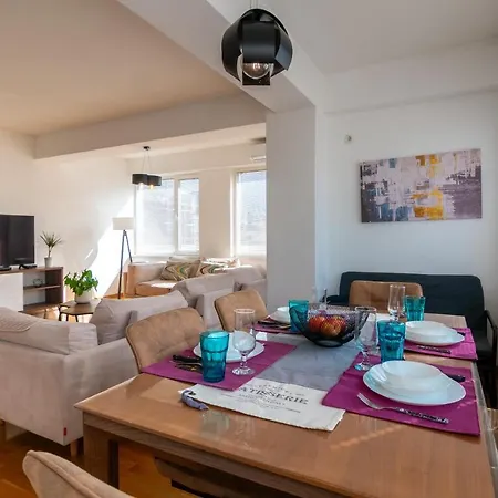 High-end Spacious Next To City Mall Appartement